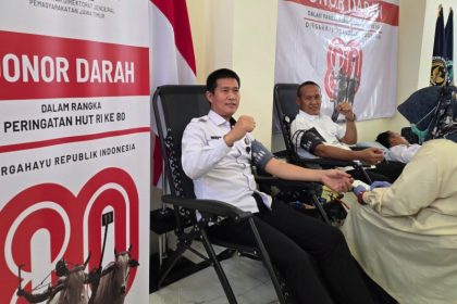 Karutan Medaeng Tomi Elyus bersama Kakanwil Ditjen Pemasyarakatan Kadiyono mendonorkan darahnya.