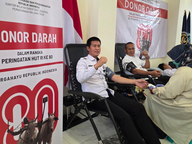 Karutan Medaeng Tomi Elyus bersama Kakanwil Ditjen Pemasyarakatan Kadiyono mendonorkan darahnya.