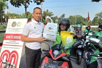 Kakanwil Ditjen Pemasyarakatan Jatim, Kadiyono, membagikan bantuan sembako kepada driver ojek online.