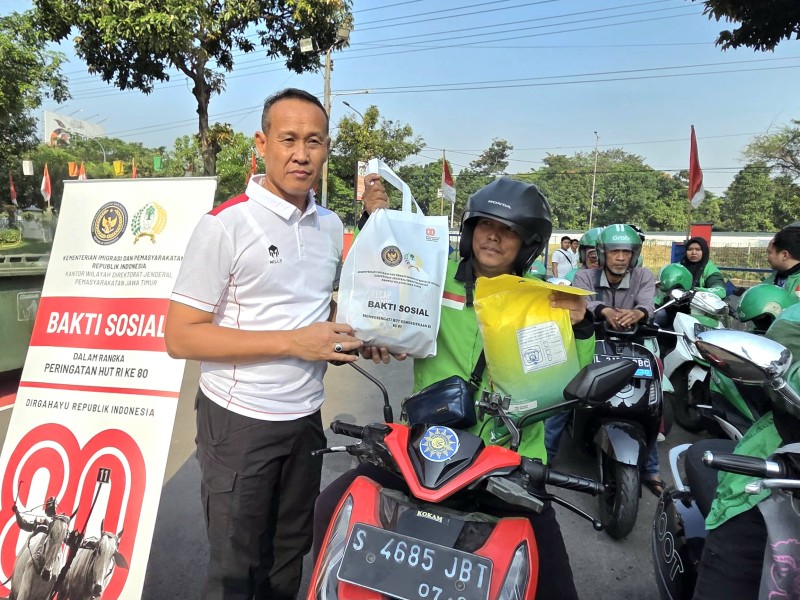 Kakanwil Ditjen Pemasyarakatan Jatim, Kadiyono, membagikan bantuan sembako kepada driver ojek online.