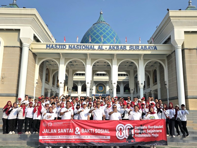 Jajaran Ditjen Pemasyarakatan Jatim berfoto bersama di depan Masjid Al Akbar usai mengikuti kegiatan jalan sehat dan bakti sosial.