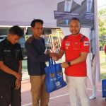 Kepala Kantor Imigrasi Soekarno-Hatta Galih Priya Kartika Perdhana membagikan bingkisan kepada warga sekitar lokasi kantor imigrasi.