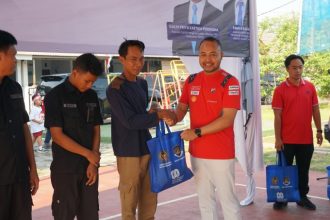 Kepala Kantor Imigrasi Soekarno-Hatta Galih Priya Kartika Perdhana membagikan bingkisan kepada warga sekitar lokasi kantor imigrasi.