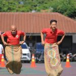Lomba balap karung yang digelar di pelataran Kantor Kemenkum Jatim, di Jalan Kayun, Surabaya mewarnai peringatan HUT RI ke-80 di tahun ini.