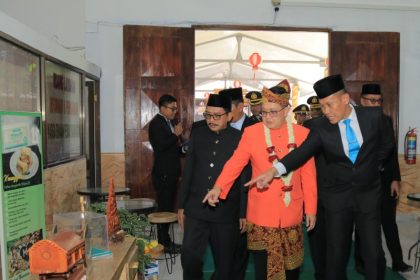 Kakanwil Ditjen Pemasyarakatan Jatim, Kadiyono, mendampingi Sekda Provinsi Jatim, Adhy Karyono melihat-lihat karya warga binaan di Lapas Kelas I Surabaya.