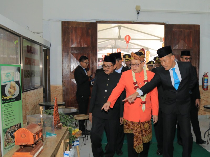 Kakanwil Ditjen Pemasyarakatan Jatim, Kadiyono, mendampingi Sekda Provinsi Jatim, Adhy Karyono melihat-lihat karya warga binaan di Lapas Kelas I Surabaya.