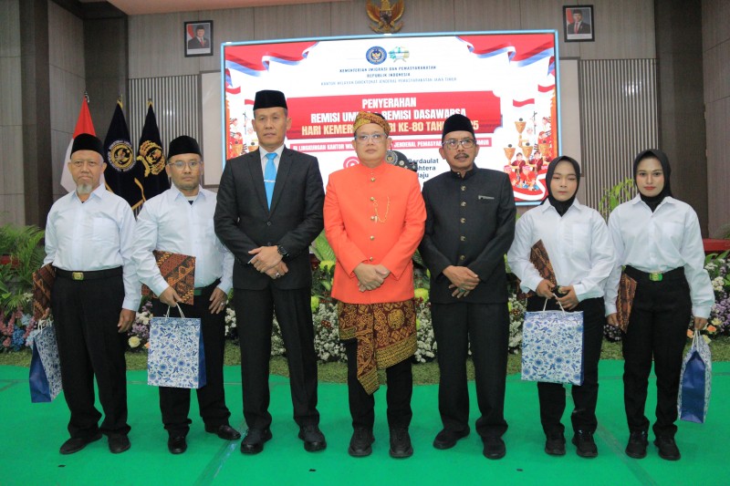 Para penerima remisi HUT RI ke-80 berfoto bersama Kakanwil Ditjen Pemasyarakatan Kadiyono, Sekdaprov Adhy Karyono, dan Ketua DPRD Jawa Timur Musyafak Rouf.