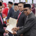 Plh Kepala Kantor Pertanahan Konsel, M. Sochib Lutfi, S.ST., M.M, menyerahkan sertifikat di perayaan HUT Republik Indonesia Ke-80.