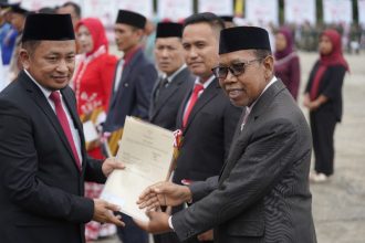 Plh Kepala Kantor Pertanahan Konsel, M. Sochib Lutfi, S.ST., M.M, menyerahkan sertifikat di perayaan HUT Republik Indonesia Ke-80.