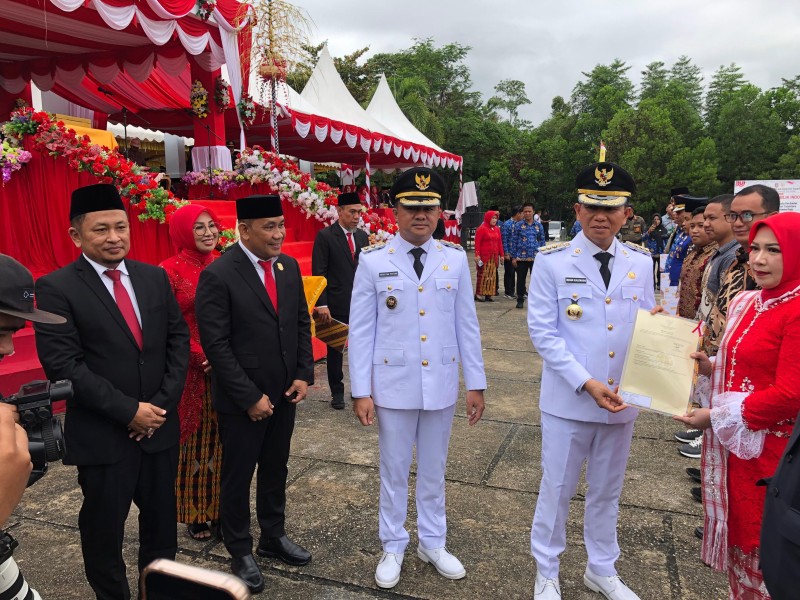 Jajaran Forkopimda Kabupaten Konawe Selatan menyaksikan pembagian sertifikat.