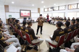 Kakanwil BPN Jatim, Asep Heri memberikan pembekalan kepada para siswa.