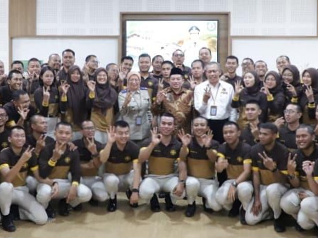 Para siswa STPN Yogyakarta berfoto bersama dengan Kakanwil BPN Jatim, Asep Heri.
