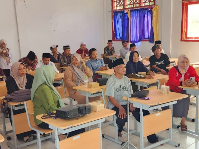 Kepala Kantor Pertanahan Kabupaten Bangkalan, Muhammad Arifin Siregar, S.T., M.E mencocokan data dengan kondisi lapangan.