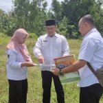 Kepala Kantor Pertanahan Kabupaten Bangkalan, Muhammad Arifin Siregar, S.T., M.E mencocokan data dengan kondisi lapangan.