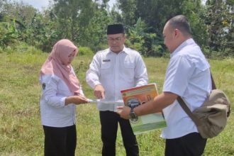 Kepala Kantor Pertanahan Kabupaten Bangkalan, Muhammad Arifin Siregar, S.T., M.E mencocokan data dengan kondisi lapangan.