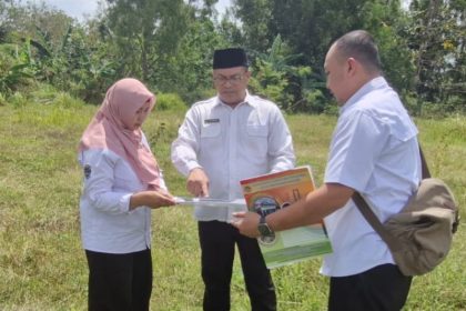 Kepala Kantor Pertanahan Kabupaten Bangkalan, Muhammad Arifin Siregar, S.T., M.E mencocokan data dengan kondisi lapangan.