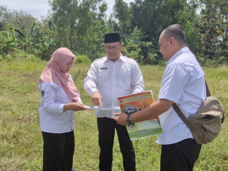 Kepala Kantor Pertanahan Kabupaten Bangkalan, Muhammad Arifin Siregar, S.T., M.E mencocokan data dengan kondisi lapangan.