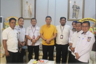 Plh Kepala Kantah Konawe Selatan, M. Sochib Lutfi, S.ST., M.M. dan jajaran foto bersama dengan Bupati Konawe Selatan, Irham Kalenggo, S.Sos., M.Si.
