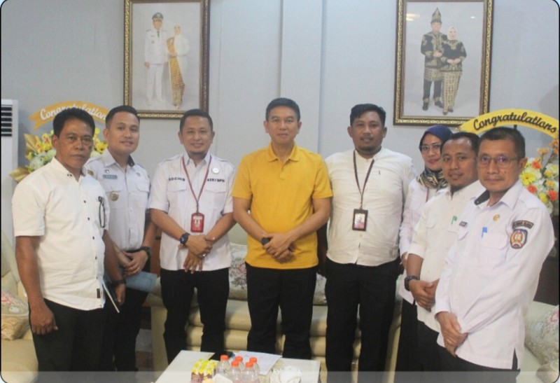 Plh Kepala Kantah Konawe Selatan, M. Sochib Lutfi, S.ST., M.M. dan jajaran foto bersama dengan Bupati Konawe Selatan, Irham Kalenggo, S.Sos., M.Si.