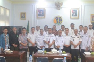 Jajaran Kantah Konawe Selatan bersama stakeholder foto bersama usai rapat koordinasi Percepatan Sertifikasi Tanah Wakaf dan Rumah Ibadah.