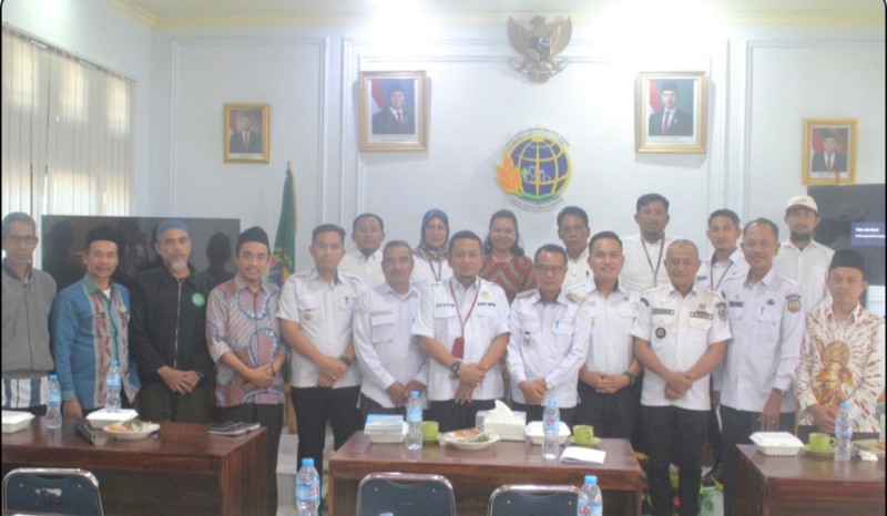 Jajaran Kantah Konawe Selatan bersama stakeholder foto bersama usai rapat koordinasi Percepatan Sertifikasi Tanah Wakaf dan Rumah Ibadah.