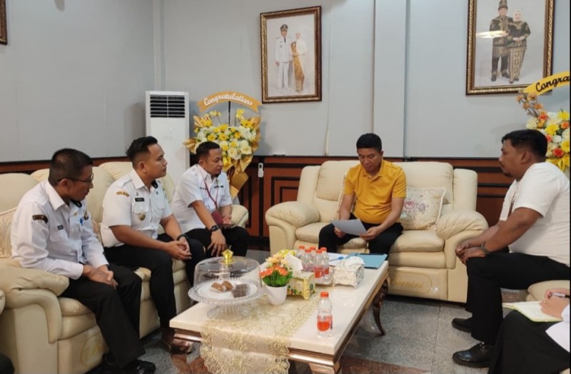 Bupati Bupati Konawe Selatan, Irham Kalenggo, S.Sos., M.Si terlihat berdiskusi.dengan jajaran Kantor Pertanahan Konawe Selatan.