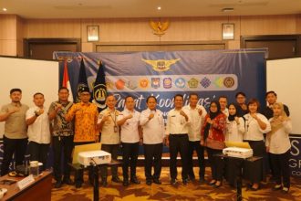 Tim Imigrasi Tanjung Perak melalui Seksi Intelijen dan Penindakan Keimigrasian (Inteldakim) berfoto bersama dengan stakeholder usai rapat koordinasi Timpora.