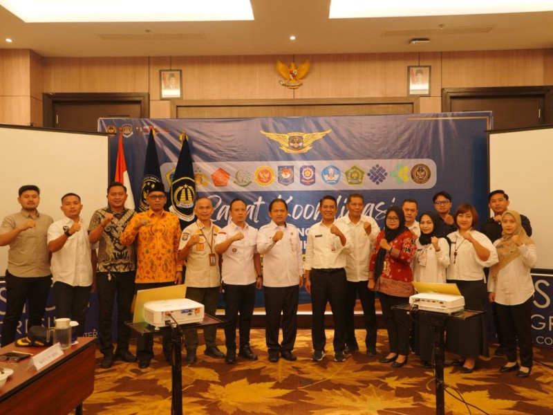 Tim Imigrasi Tanjung Perak melalui Seksi Intelijen dan Penindakan Keimigrasian (Inteldakim) berfoto bersama dengan stakeholder usai rapat koordinasi Timpora.