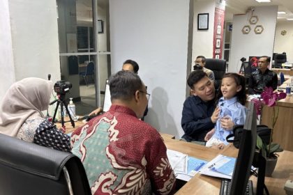 Pemohon paspor melakukan foto dan perekaman sidik jari di Kantor Imigrasi Tanjung Perak.