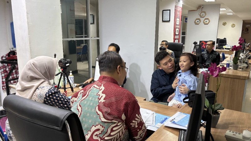 Pemohon paspor melakukan foto dan perekaman sidik jari di Kantor Imigrasi Tanjung Perak.