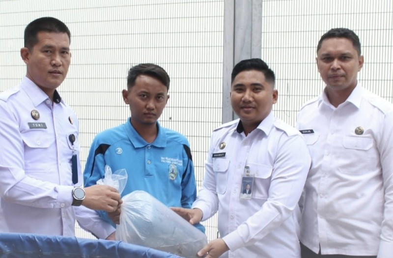 Kepala Rutan Surabaya, Tomi Elyus, memimpin langsung prosesi penebaran benih, didampingi Kepala Seksi Pelayanan Tahanan serta Kepala Subseksi Bimbingan Kegiatan.