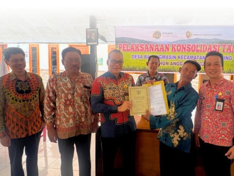 Kepala Kantor Pertanahan Kabupaten Mojokerto, Mateus Joko Slameto, menyerahkan sertifikat konsolidasi tanah..