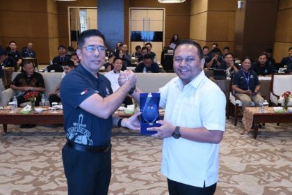 Kabag Kominter Sekretariat NCB Interpol Indonesia Divhubinter Polri Kombespol S Norman Sitindaon SIK MH menyerahkan cendera mata kepada Kantor Imigrasi Soekarno-Hatta yang diterima Kabid Inteldakim Eko Yudis P Rajagukguk.