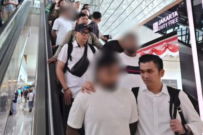 Petugas imigrasi mengawal ketat kelima WNA Sri Lanka yang hendak dideportasi ke negara asalnya melalui Bandara Internasional Soekarno-Hatta.