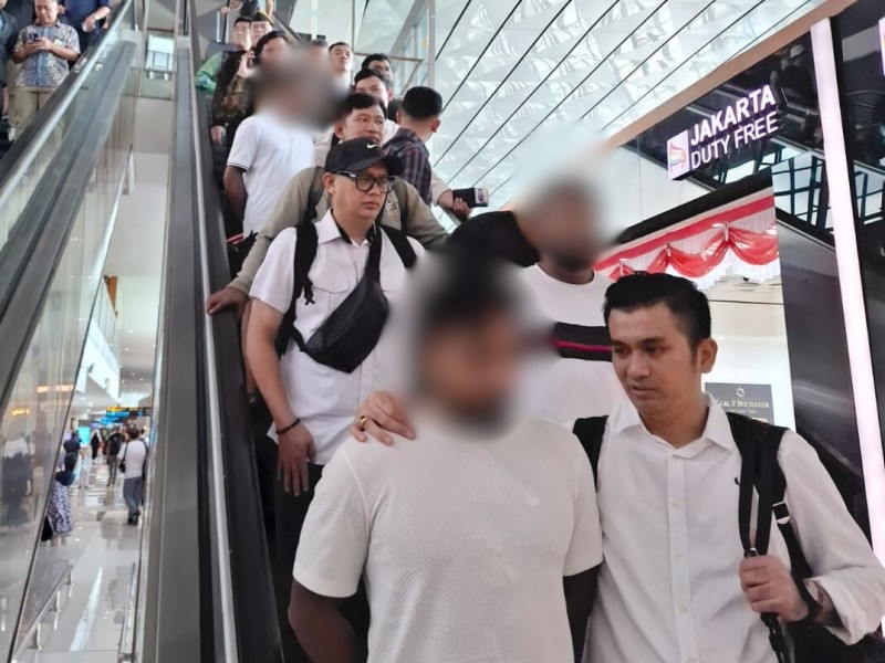 Petugas imigrasi mengawal ketat kelima WNA Sri Lanka yang hendak dideportasi ke negara asalnya melalui Bandara Internasional Soekarno-Hatta.
