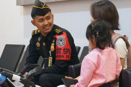 Petugas Imigrasi Soekarno-Hatta berbincang dengan orang tua anak PMIO.