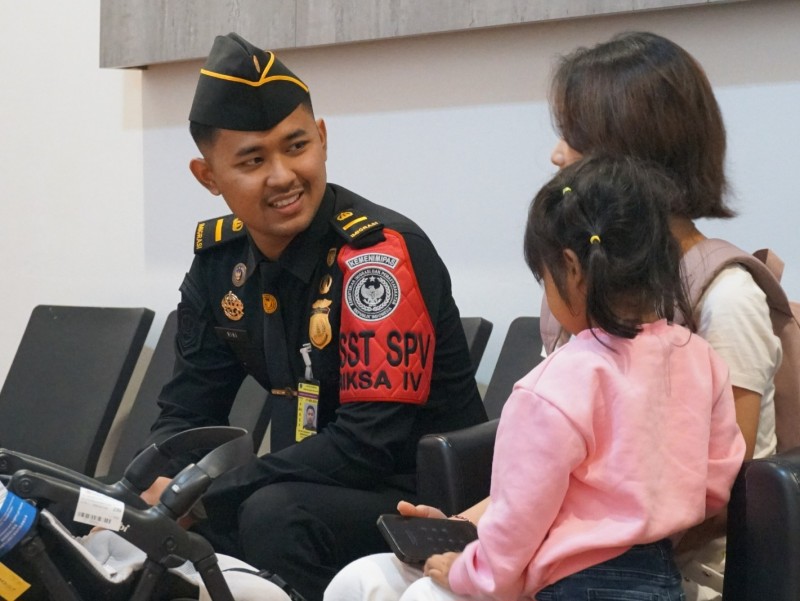 Petugas Imigrasi Soekarno-Hatta berbincang dengan orang tua anak PMIO.