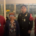 Petugas imigrasi mengawal deportasi seorang perempuan warga negara Filipina berinisial MSG.