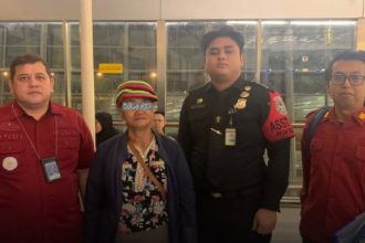 Petugas imigrasi mengawal deportasi seorang perempuan warga negara Filipina berinisial MSG.
