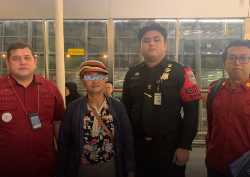 Petugas imigrasi mengawal deportasi seorang perempuan warga negara Filipina berinisial MSG.