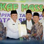 Kepala Kantor Pertanahan Kabupaten Sidoarjo, Suliantoro, bersama.sejumlah pemangku kepentingan menunjukkan