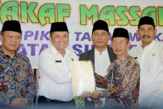 Kepala Kantor Pertanahan Kabupaten Sidoarjo, Suliantoro, bersama.sejumlah pemangku kepentingan menunjukkan