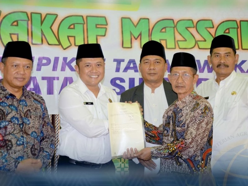 Kepala Kantor Pertanahan Kabupaten Sidoarjo, Suliantoro, bersama.sejumlah pemangku kepentingan menunjukkan