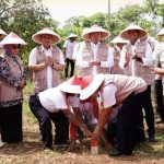 Menteri Agraria dan Tata Ruang/Kepala Badan Pertanahan Nasional (ATR/BPN), Nusron Wahid, bersama jajaran Kementerian menunjuk patok tanah yang saat ini sedang digencarkan pemasangannya.