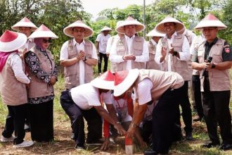 Menteri Agraria dan Tata Ruang/Kepala Badan Pertanahan Nasional (ATR/BPN), Nusron Wahid, bersama jajaran Kementerian menunjuk patok tanah yang saat ini sedang digencarkan pemasangannya.