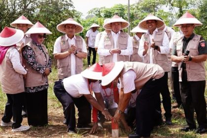 Menteri Agraria dan Tata Ruang/Kepala Badan Pertanahan Nasional (ATR/BPN), Nusron Wahid, bersama jajaran Kementerian menunjuk patok tanah yang saat ini sedang digencarkan pemasangannya.
