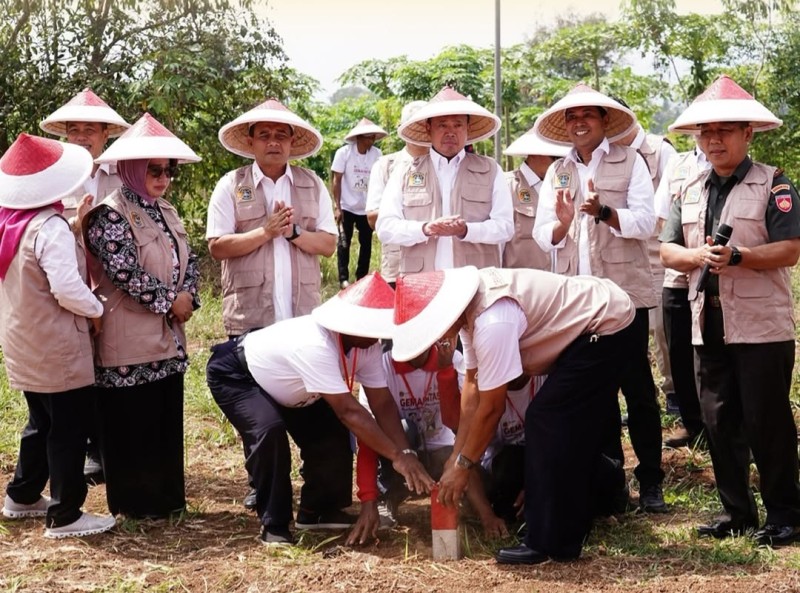 Menteri Agraria dan Tata Ruang/Kepala Badan Pertanahan Nasional (ATR/BPN), Nusron Wahid, bersama jajaran Kementerian menunjuk patok tanah yang saat ini sedang digencarkan pemasangannya.
