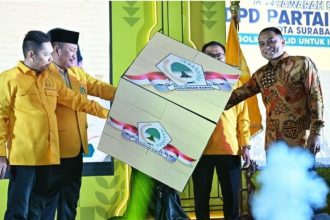 Wakil Ketua Umum DPP Partai Golkar, Adies Kadir bersama Ketua DPD Golkar Jatim, Ali Mufti, dan Wali Kota Surabaya Eri Cahyadi membuka Musda XI Golkar Surabaya.