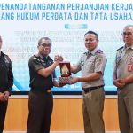 Kakanwil BPN Jawa Tengah, Lampri memberikan cenderamata kepada Kepala Kejaksaan Tinggi Jateng