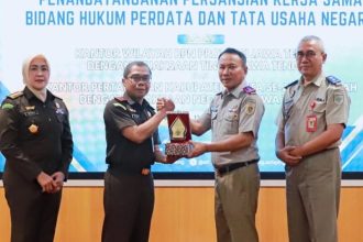 Kakanwil BPN Jawa Tengah, Lampri memberikan cenderamata kepada Kepala Kejaksaan Tinggi Jateng